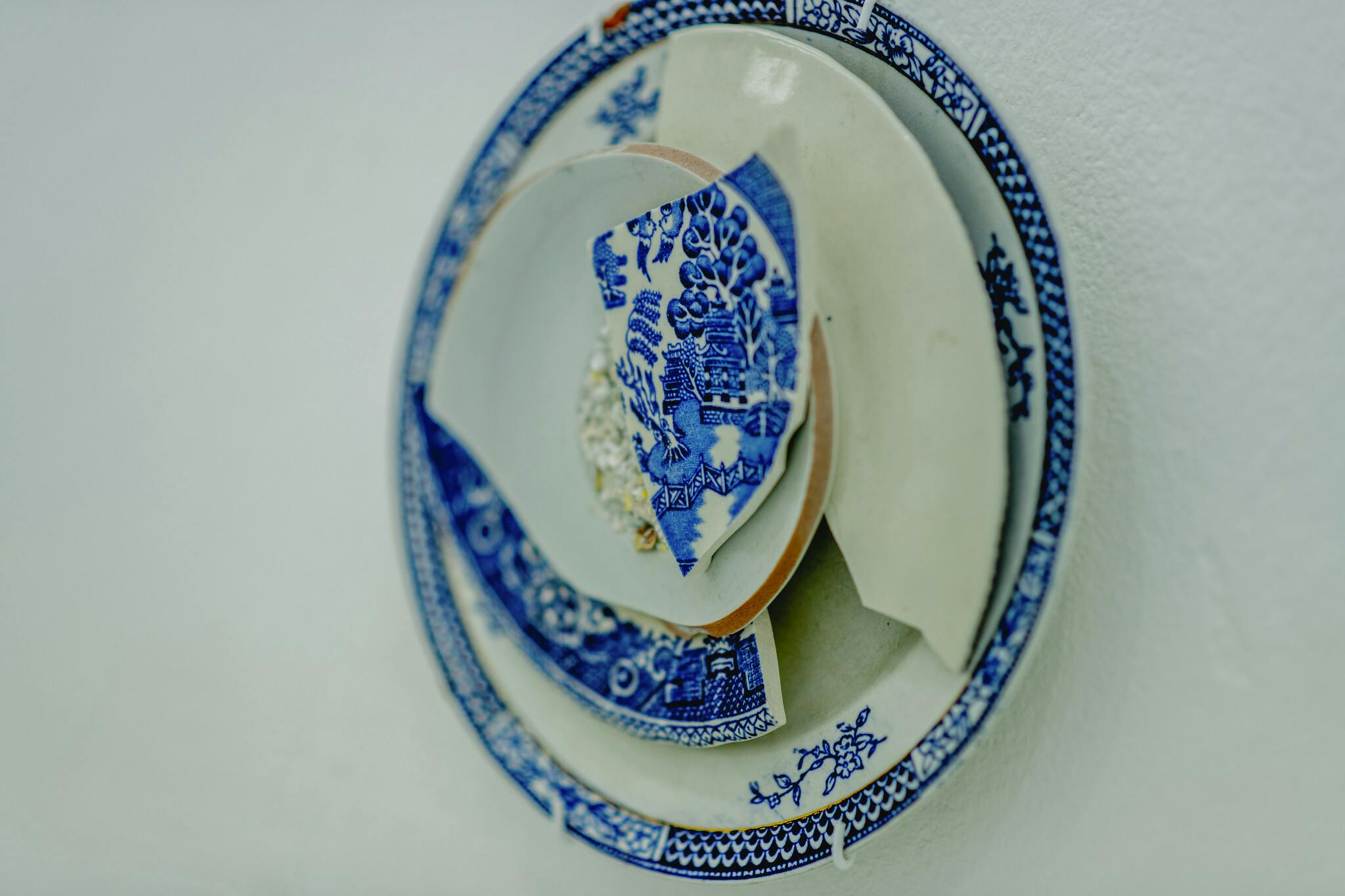 Ceramic artwork Lucia Yonge, shards of blue and white patterned plates are layered on each other.